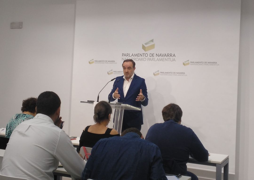 Javier Esparza (Navarra Suma) en la rueda de prensa posterior a la Mesa y Junta de Portavoces Javier Esparza (Navarra Suma) en la rueda de prensa posterior a la Mesa y Junta de Portavoces