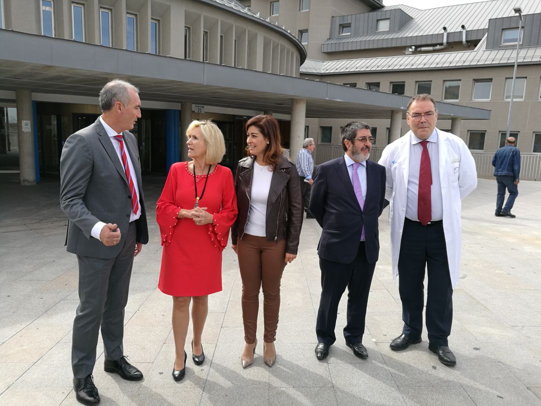 La consejera Verónica Casado (2I) a las puertas del complejo asistencial de Segovia La consejera Verónica Casado (2I) a las puertas del complejo asistencial de Segovia