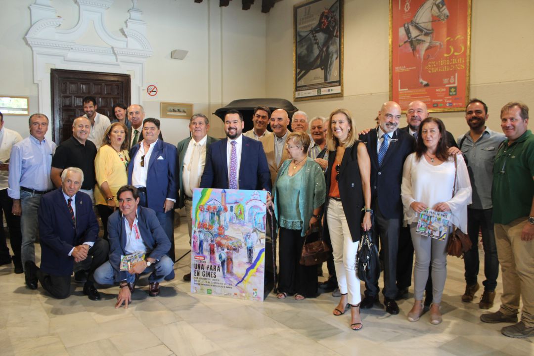 El alcalde de Gines, Romualdo Garrido, sostiene el cartel de la XIII edición de la 'Pará' tras su presentación en el Museo de Carruajes de Sevilla El alcalde de Gines, Romualdo Garrido, sostiene el cartel de la XIII edición de la 'Pará' tras su presentación en el Museo de Carruajes de Sevilla