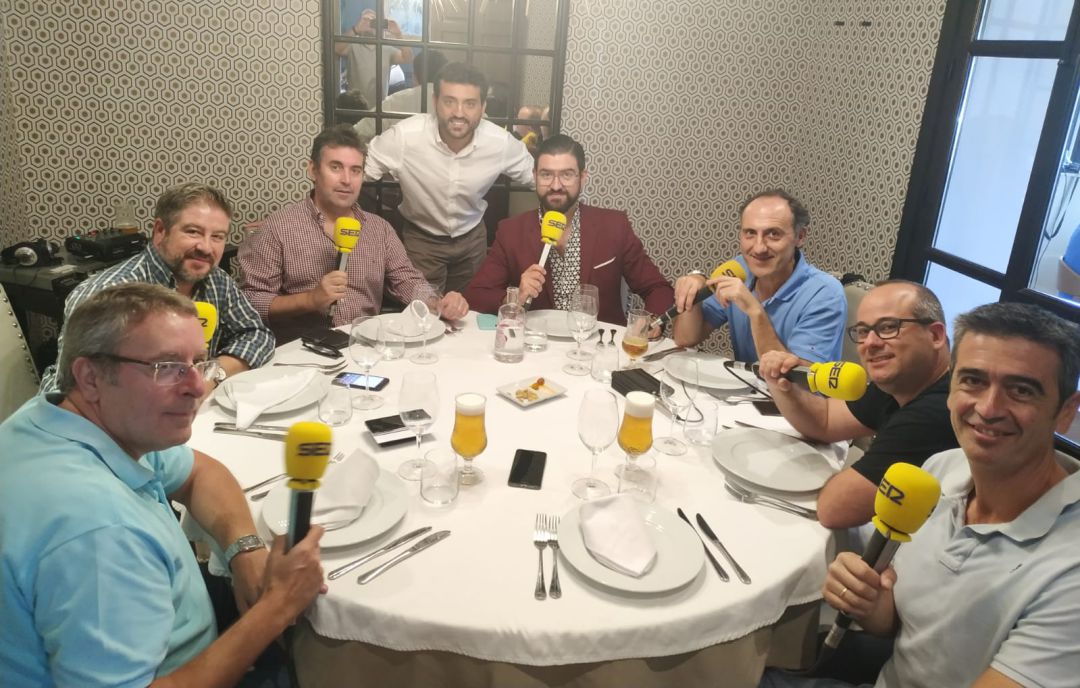 De izqueirda a derecha, Francisco José Ortega, Fran Ronquillo, Florencio Ordóñez, Sergio Martín de la Rosa, propietario del Asador La Perdida; Manue Sánchez, Santiago Ortega, Álvaro Martín y Manolo Aguilar De izqueirda a derecha, Francisco José Ortega, Fran Ronquillo, Florencio Ordóñez, Sergio Martín de la Rosa, propietario del Asador La Perdida; Manue Sánchez, Santiago Ortega, Álvaro Martín y Manolo Aguilar