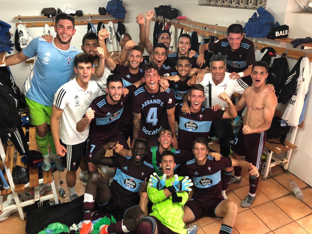 EL Celta B celebra la victoria ante el líder EL Celta B celebra la victoria ante el líder