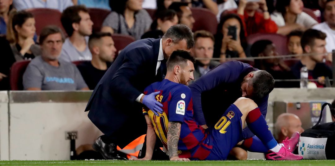 Leo Messi es atendido por los servicios médicos del Barça en el primer tiempo Leo Messi es atendido por los servicios médicos del Barça en el primer tiempo