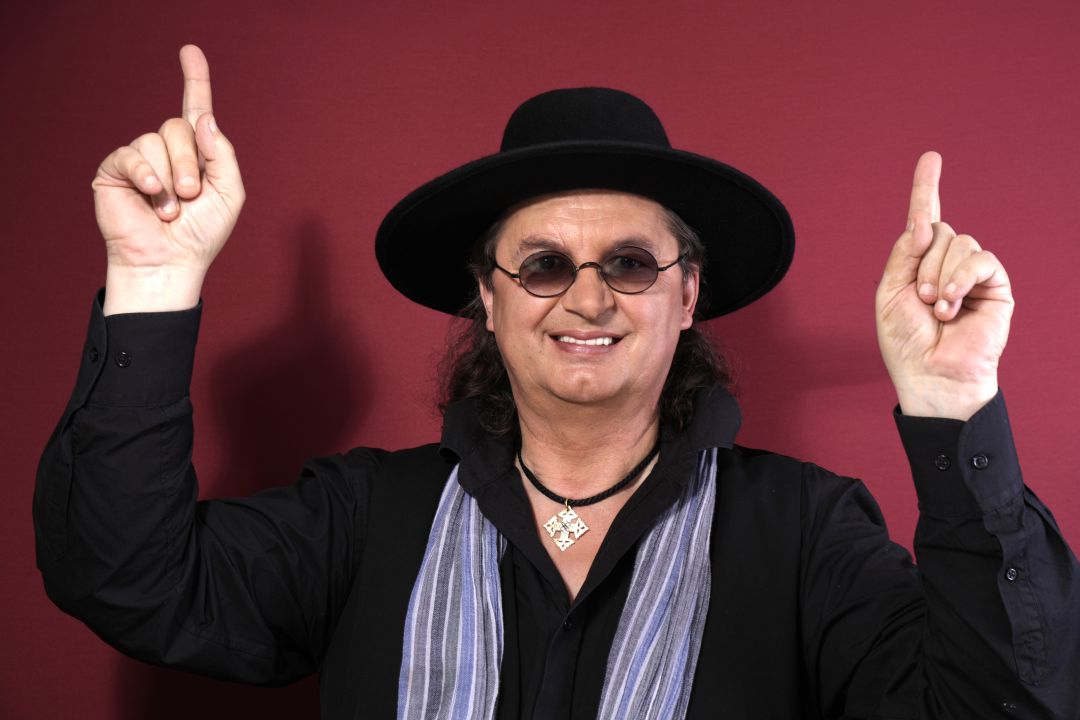El cocinero Marc Veyrat, con su característico sombrero negro, en una sesión fotográfica celebrada en París en 2017. El cocinero Marc Veyrat, con su característico sombrero negro, en una sesión fotográfica celebrada en París en 2017.