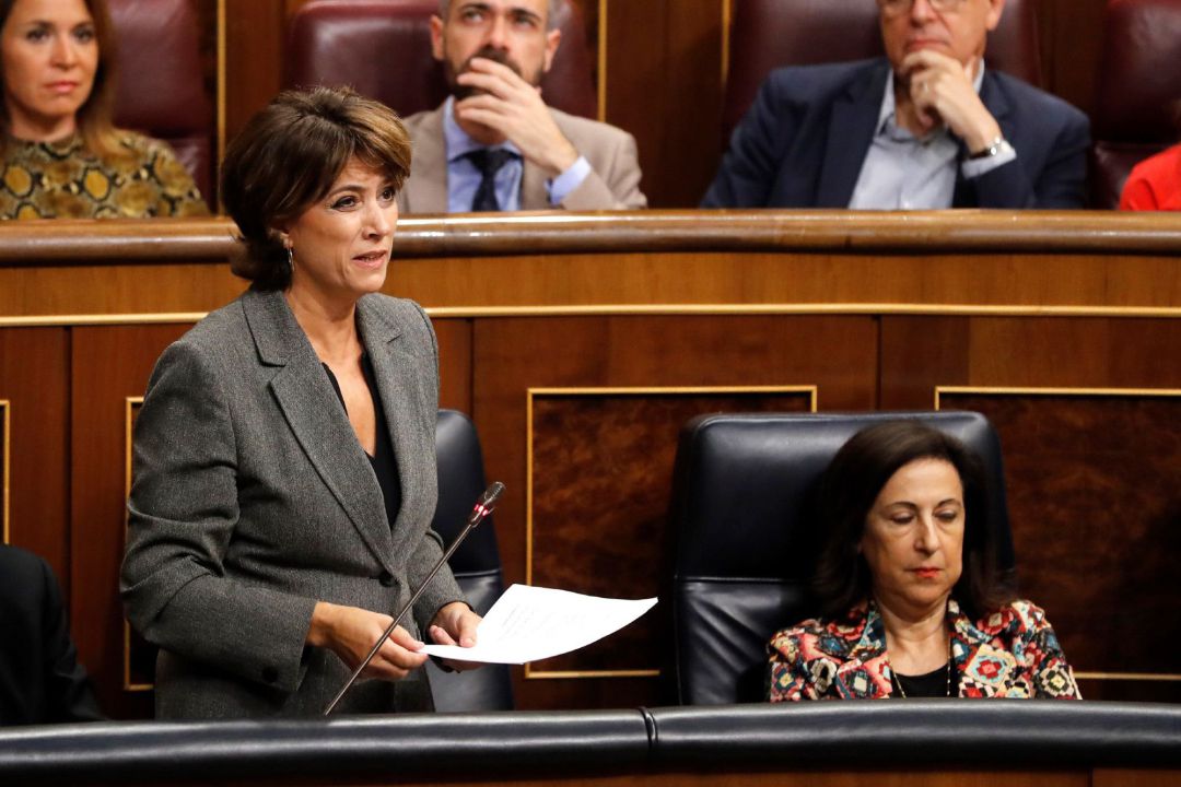 La ministra de Justicia en funciones, Dolores Delgado (i), durante su intervención en la segunda y última sesión de control de la legislatura este miércoles en el Congreso. Junto a ella, la ministra de Defensa, Margarita Robles. La ministra de Justicia en funciones, Dolores Delgado (i), durante su intervención en la segunda y última sesión de control de la legislatura este miércoles en el Congreso. Junto a ella, la ministra de Defensa, Margarita Robles.