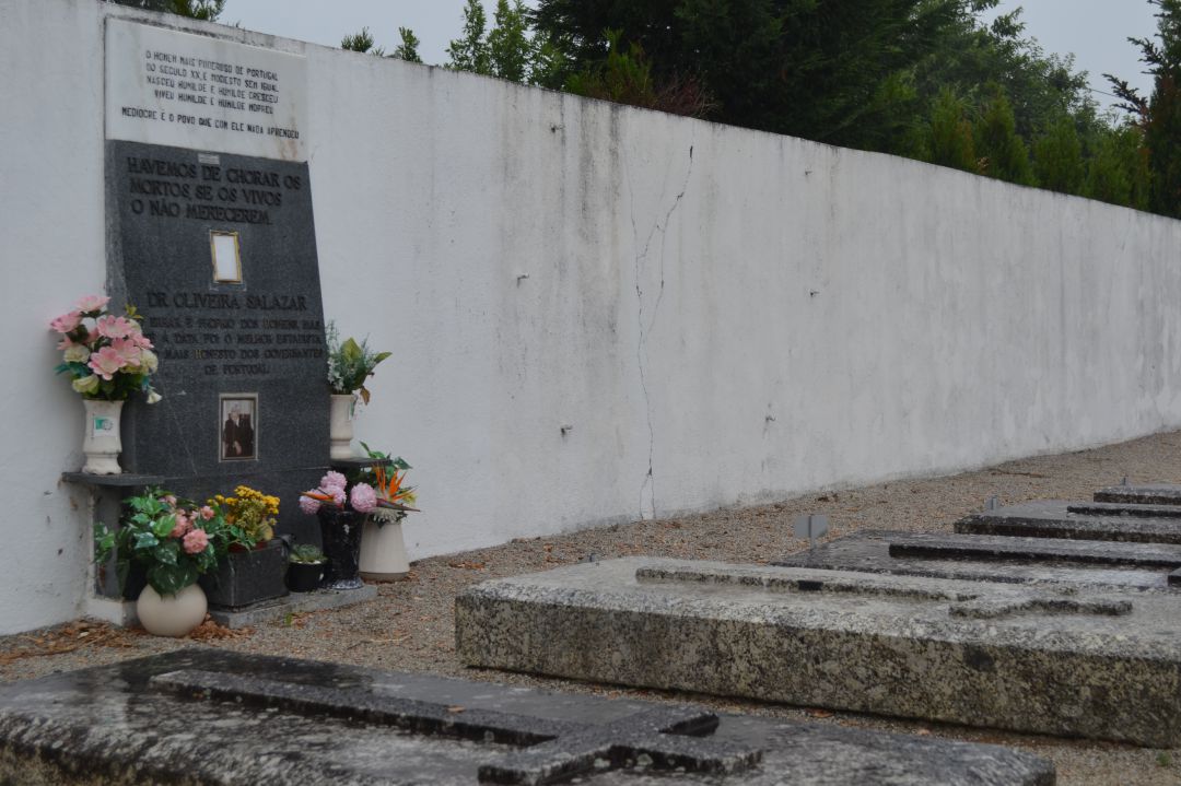 La tumba de Oliveira Salazar en Vimieiro. La tumba de Oliveira Salazar en Vimieiro.