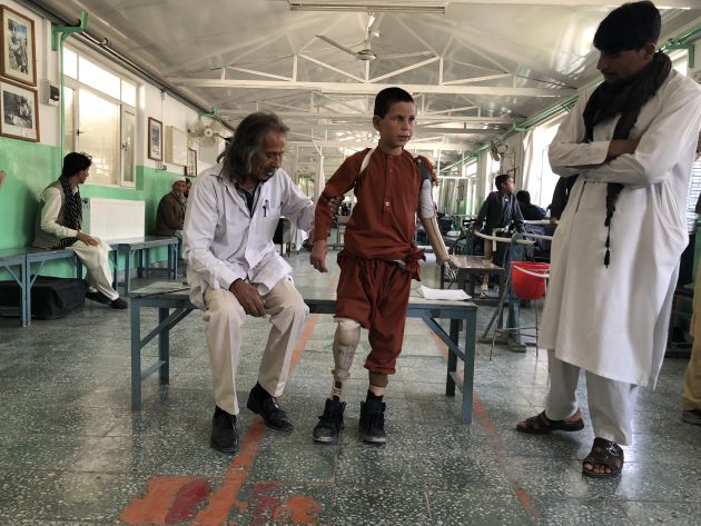 El pequeño Farshid, con el fisioterapeuta Eshan Nasimi a la izquierda y su hermano Mohammad Qabir a la derecha. El pequeño Farshid, con el fisioterapeuta Eshan Nasimi a la izquierda y su hermano Mohammad Qabir a la derecha.