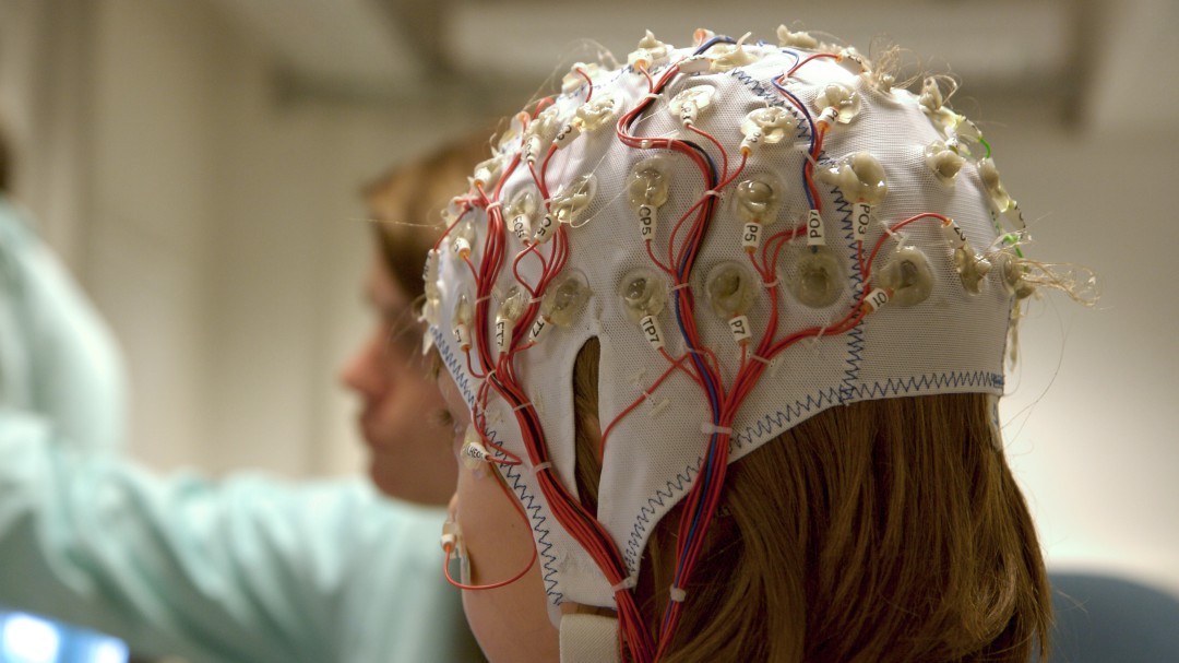 Crean una diadema que detecta si los niños atienden en clase