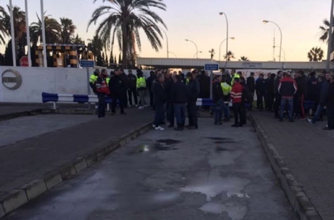 Trabajadores concentrados a las puertas de Acerinox Trabajadores concentrados a las puertas de Acerinox