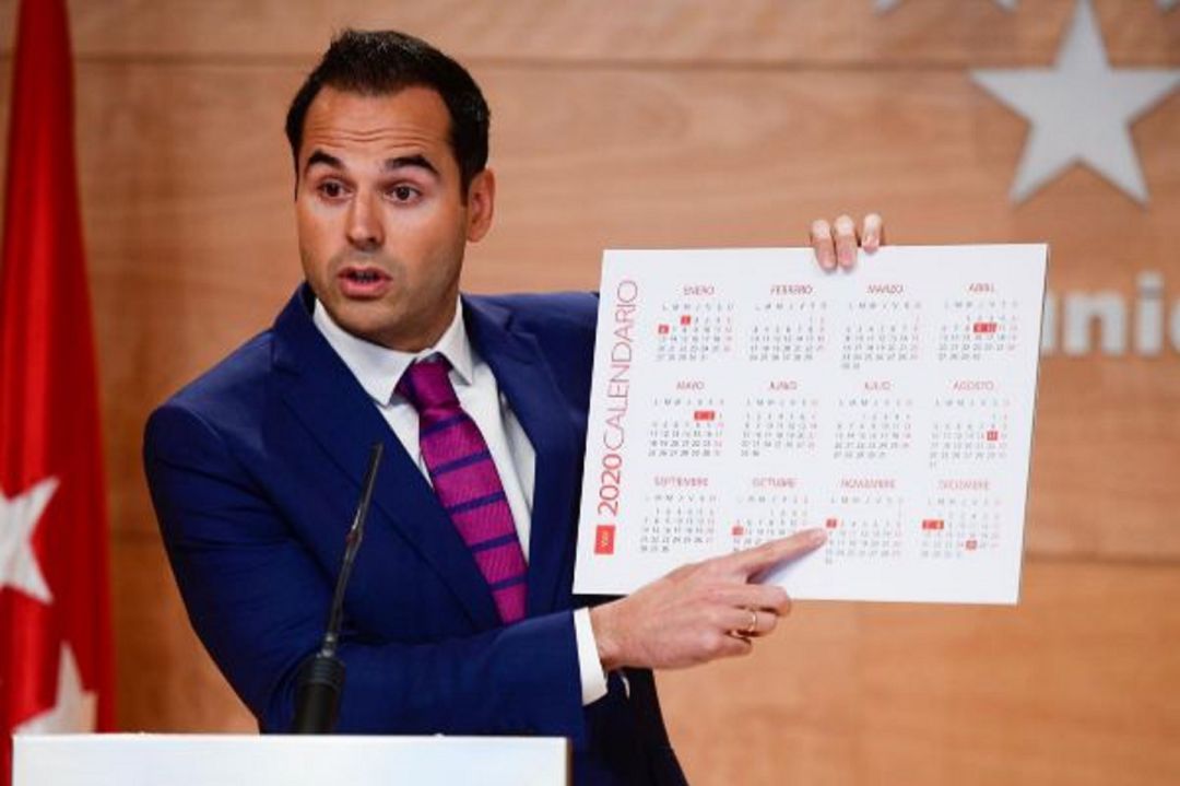 Ignacio Aguado mostrando el calendario laboral de la Comunidad de Madrid para 2020 Ignacio Aguado mostrando el calendario laboral de la Comunidad de Madrid para 2020