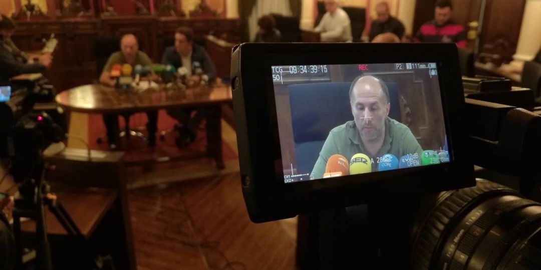 El alcalde y Jorge Pumar durane el balance de los 100 dias de Gobierno El alcalde y Jorge Pumar durane el balance de los 100 dias de Gobierno