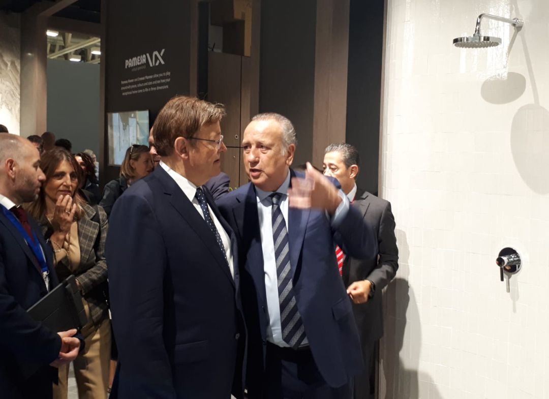 El president de Generalitat, Ximo Puig, y el presidente de Pamesa, Fernando Roig, departiendo en la Feria de la Cerámica de Bolonia El president de Generalitat, Ximo Puig, y el presidente de Pamesa, Fernando Roig, departiendo en la Feria de la Cerámica de Bolonia