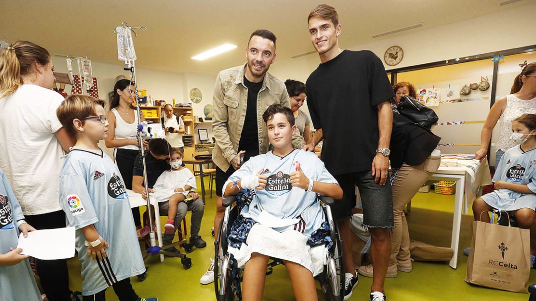 Aspas y Denis Suárez con los niños del Cunqueiro Aspas y Denis Suárez con los niños del Cunqueiro