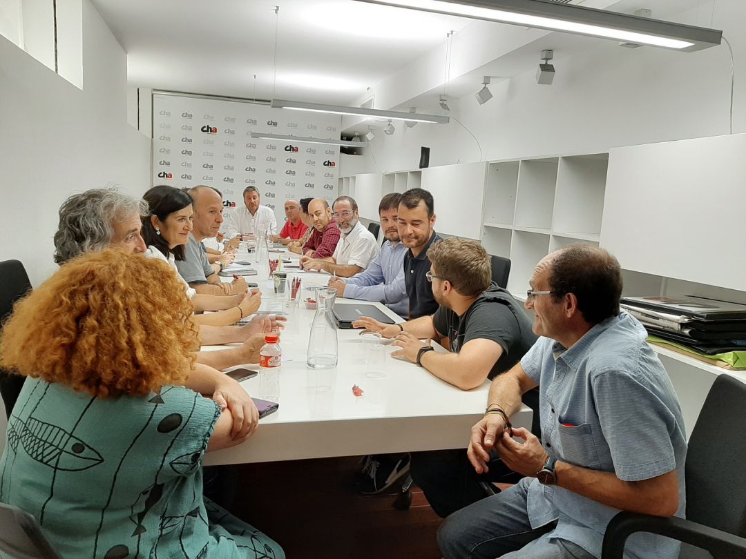 Última reunión de la Ejecutiva de Chunta Aragonesista, en la que se debatió sobre la posiblidad de concurrir a las elecciones generales del 10 de noviembre Última reunión de la Ejecutiva de Chunta Aragonesista, en la que se debatió sobre la posiblidad de concurrir a las elecciones generales del 10 de noviembre