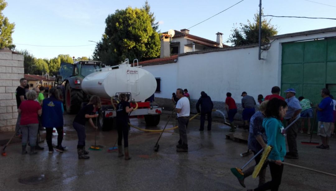 Colaboración vecinal en El Picazo (Cuenca) tras las inundaciones. Colaboración vecinal en El Picazo (Cuenca) tras las inundaciones.