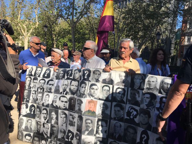 Más de 100 organizaciones de la Memoria Histórica se habían concentrado a las puertas del tribunal a la espera de una decisión que ha sido recibida con alegría Más de 100 organizaciones de la Memoria Histórica se habían concentrado a las puertas del tribunal a la espera de una decisión que ha sido recibida con alegría