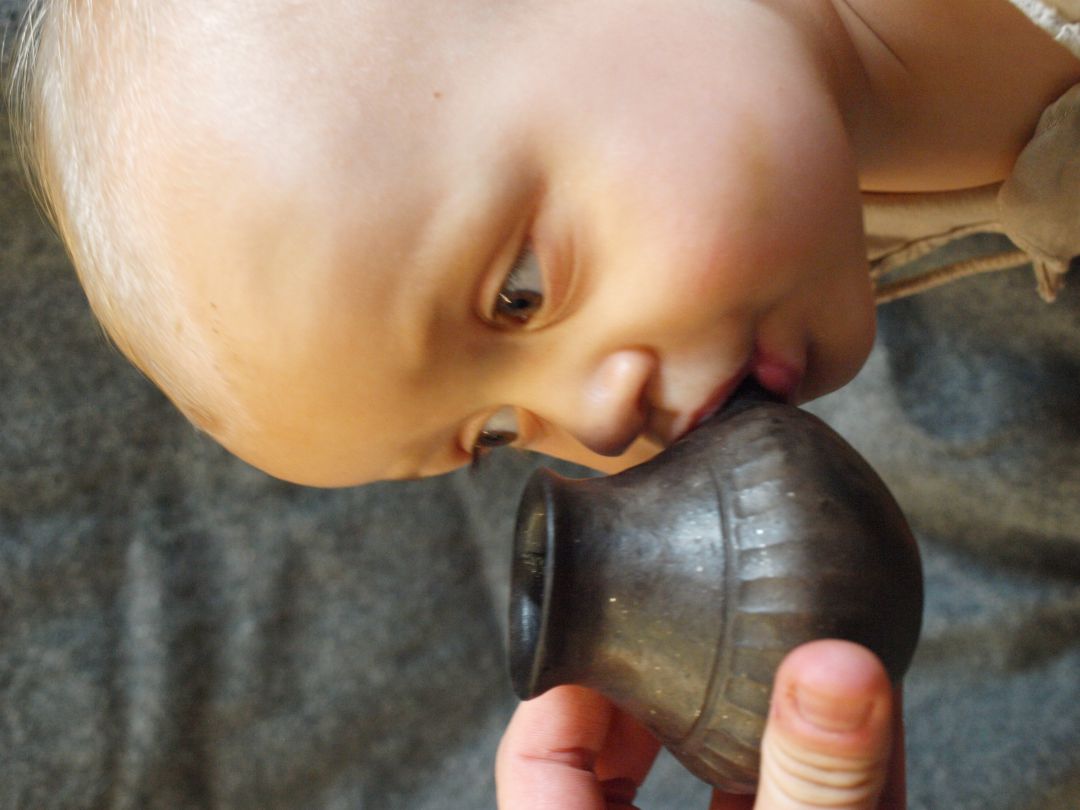 Un niño utiliza el primer biberón de la historia en una recreación realizada por científicos de la Universidad de Bristol.
Un niño utiliza el primer biberón de la historia en una recreación realizada por científicos de la Universidad de Bristol.
