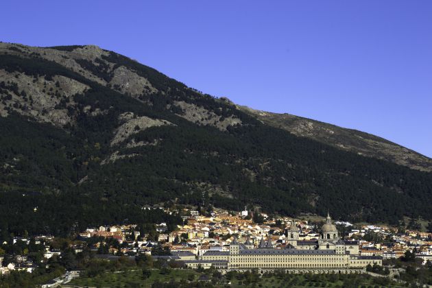 San Lorenzo de El Escorial, con el monte Abantos al fondo San Lorenzo de El Escorial, con el monte Abantos al fondo