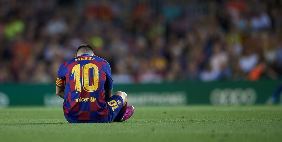 Lionel Messi se queja de su aductor durante el partido ante el Villarreal Lionel Messi se queja de su aductor durante el partido ante el Villarreal