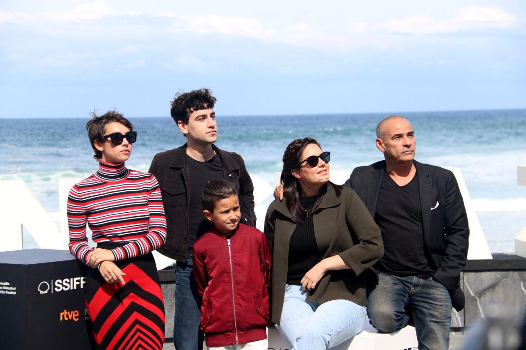 L'equip de la pel·lícula 'La hija de un ladrón', amb la directora Belén Funes al centre, i Eduard Fernández, Greta Fernandez, Àlex Monner i Tomás Martín, en la presentació del Festival de Cinema de Sant Sebastià, el 25 de setembre del 2019 (horitzontal). L'equip de la pel·lícula 'La hija de un ladrón', amb la directora Belén Funes al centre, i Eduard Fernández, Greta Fernandez, Àlex Monner i Tomás Martín, en la presentació del Festival de Cinema de Sant Sebastià, el 25 de setembre del 2019 (horitzontal).
