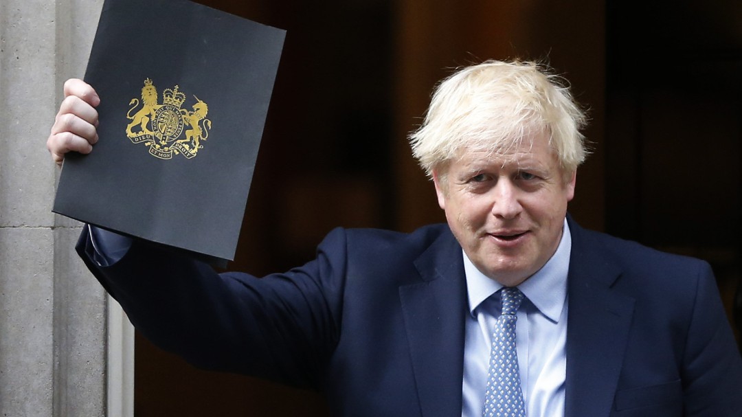 Johnson reta a la oposición a presentar una moción de censura contra él