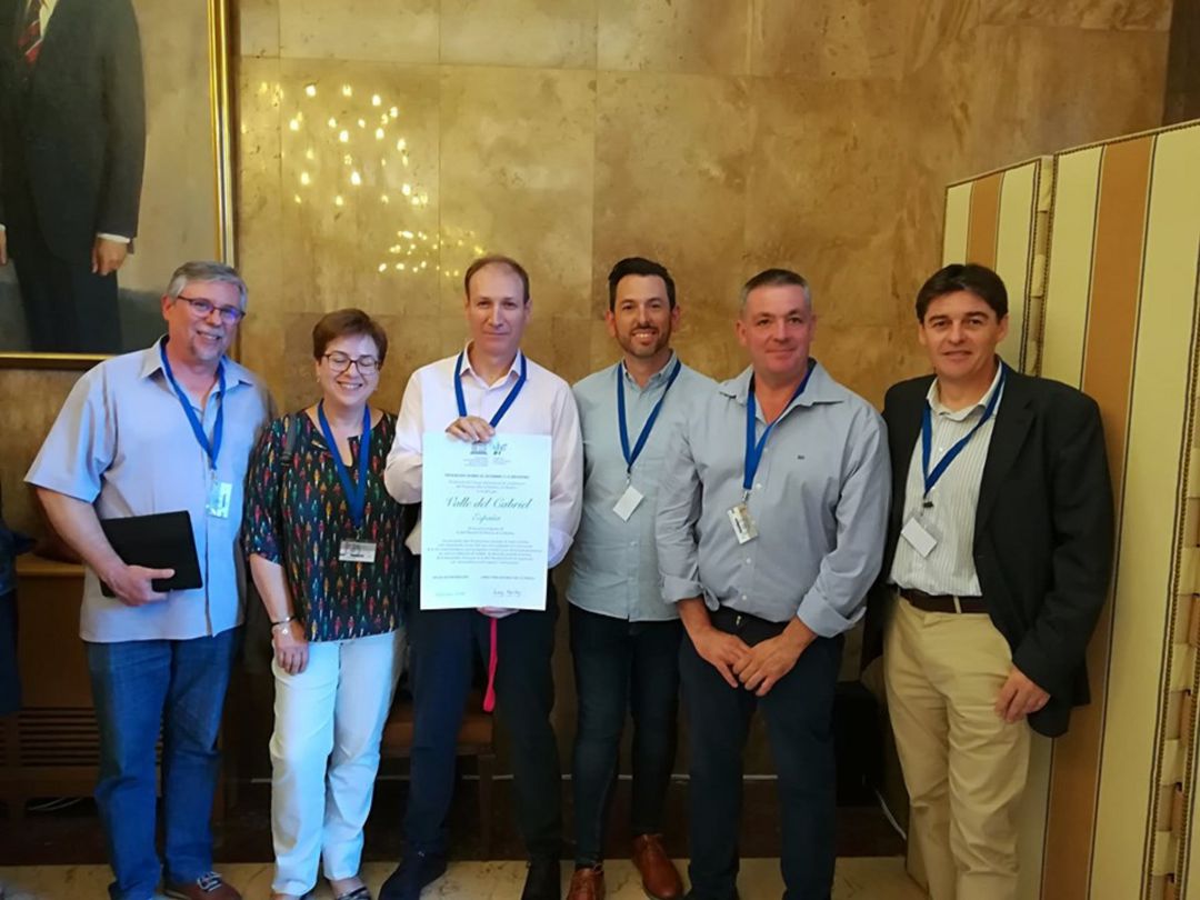 Representantes de las entidades promotoras de la Reserva de la Biosfera Valle del Cabriel recogen el diploma acreditativo de la UNESCO Representantes de las entidades promotoras de la Reserva de la Biosfera Valle del Cabriel recogen el diploma acreditativo de la UNESCO