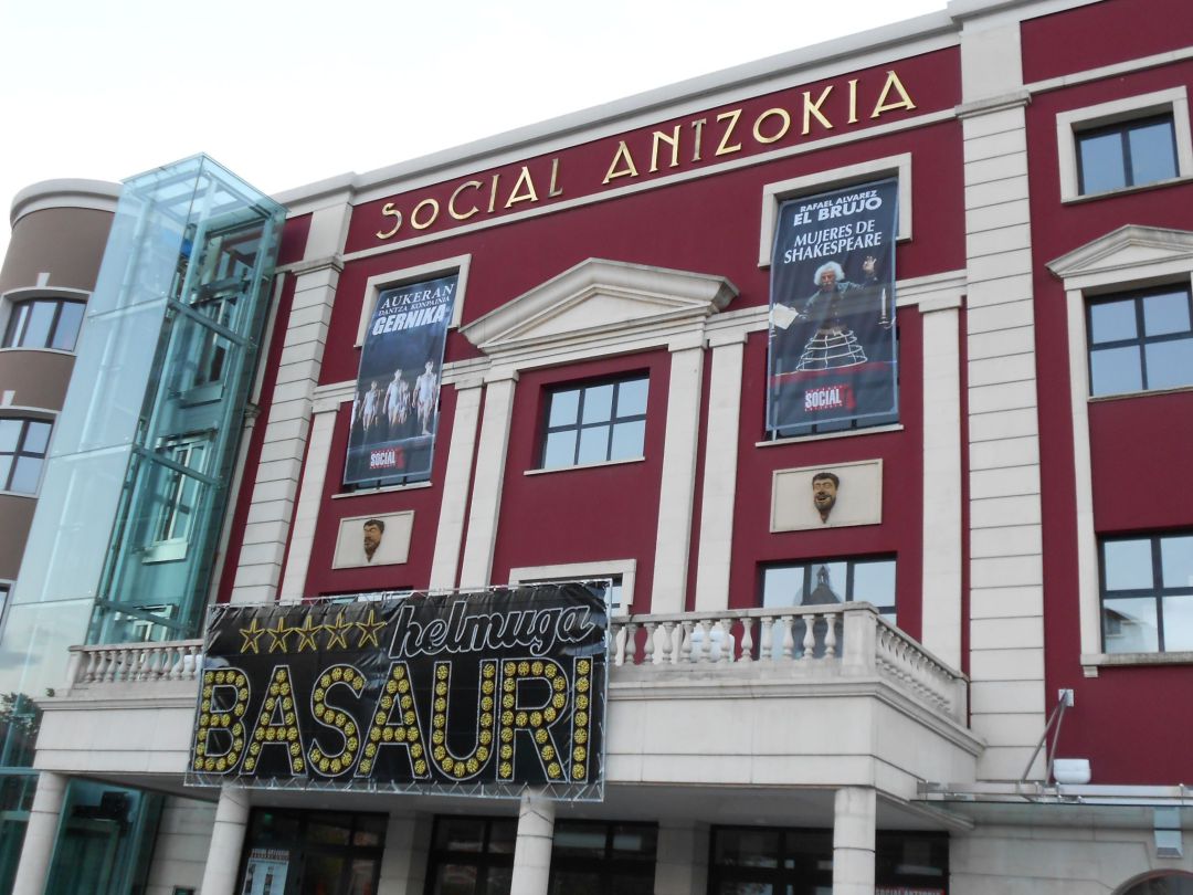 Vuelve el cine al Social Antzokia de Basauri el 2 de julio y los espectáculos en vivo en septiembre Vuelve el cine al Social Antzokia de Basauri el 2 de julio y los espectáculos en vivo en septiembre