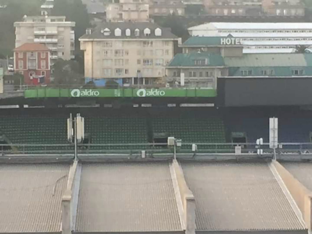 Imagen tomada desde el exterior cuando estaba pintada la mitad de la Tribuna Norte. Imagen tomada desde el exterior cuando estaba pintada la mitad de la Tribuna Norte.
