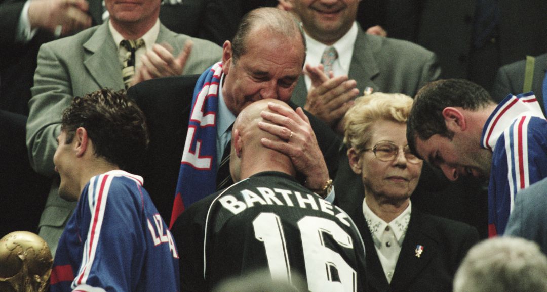Jacques Chirac felicita a Barthez ante la presencia de Zidane tras la final del Mundial 1998 Jacques Chirac felicita a Barthez ante la presencia de Zidane tras la final del Mundial 1998