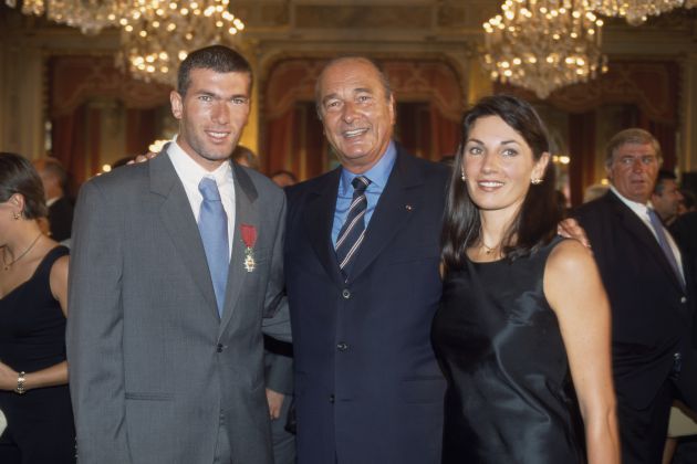 Jacques Chirac, junto a Zidane y su mujer en la entrega de la Legión de Honor al entonces futbolista francés Jacques Chirac, junto a Zidane y su mujer en la entrega de la Legión de Honor al entonces futbolista francés