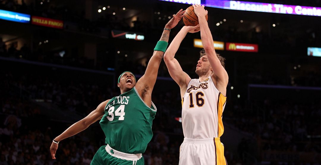 Pau Gasol intenta un lanzamiento en las finales de la NBA de 2010 ante los Boston Celtics Pau Gasol intenta un lanzamiento en las finales de la NBA de 2010 ante los Boston Celtics