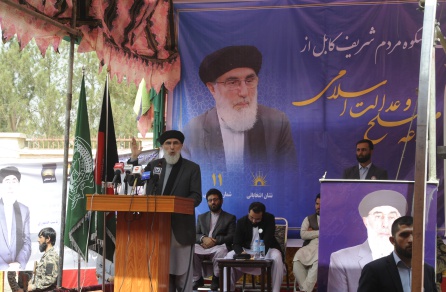 Hekmatyar hablando en el mitin de su partido. Hekmatyar hablando en el mitin de su partido.