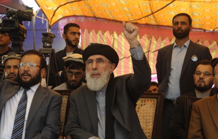 Hekmatyar levantando el puño. Hekmatyar levantando el puño.
