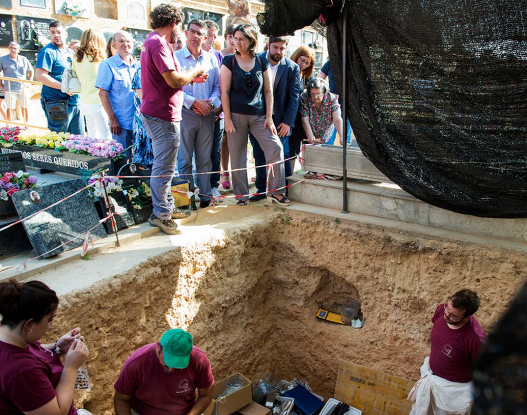 Una de las fosas ya abiertas en el cementerio de Paterna. Una de las fosas ya abiertas en el cementerio de Paterna.