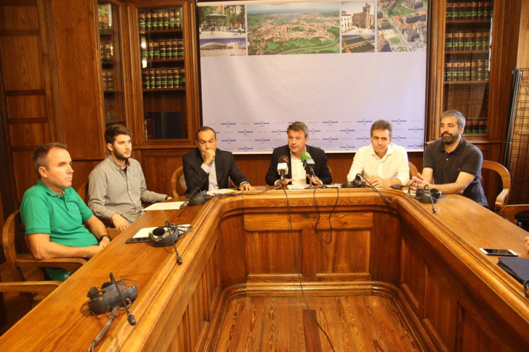 (De izquierda a derecha): David Soto, Podemos, Miguel Ángel Páez, PSE, José Antonio Santano, PSE, Xabier Iridoy, PNV y Jokin Melida, EH Bildu (De izquierda a derecha): David Soto, Podemos, Miguel Ángel Páez, PSE, José Antonio Santano, PSE, Xabier Iridoy, PNV y Jokin Melida, EH Bildu