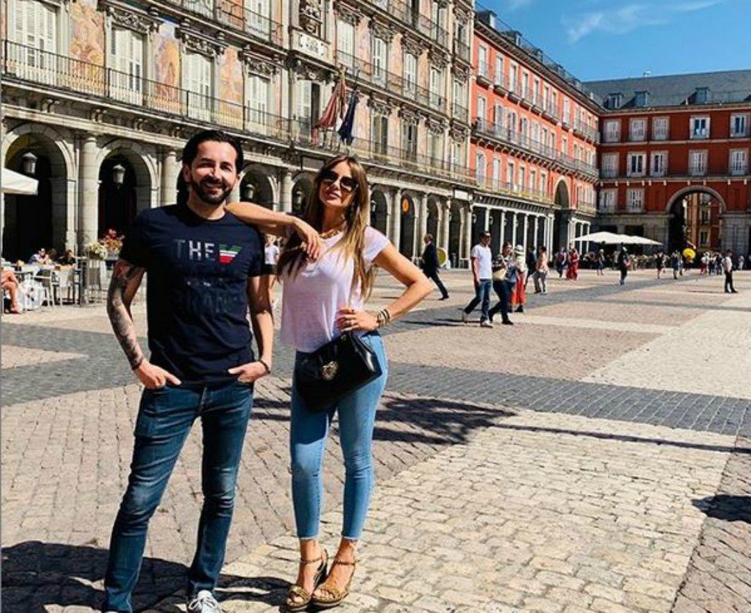 Sofía Vergara, en la plaza Mayor con un amigo Sofía Vergara, en la plaza Mayor con un amigo