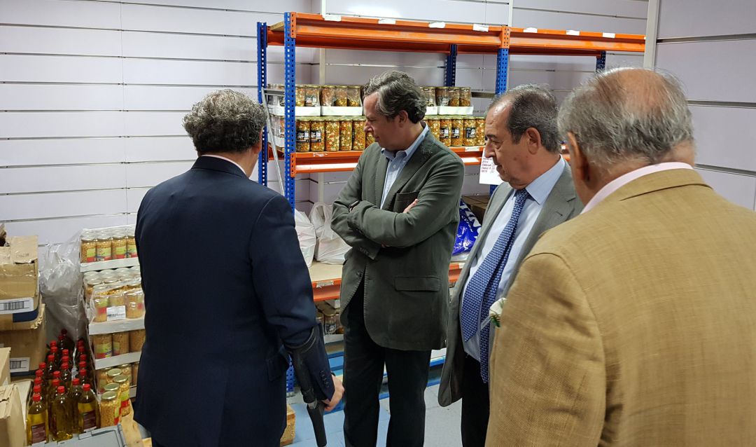El hermano mayor de La Macarena, José Antonio Fernández Cabrero -a la izquierda-, durante la visita a las nuevas instalaciones de la Asistencia Social de la cofradía El hermano mayor de La Macarena, José Antonio Fernández Cabrero -a la izquierda-, durante la visita a las nuevas instalaciones de la Asistencia Social de la cofradía