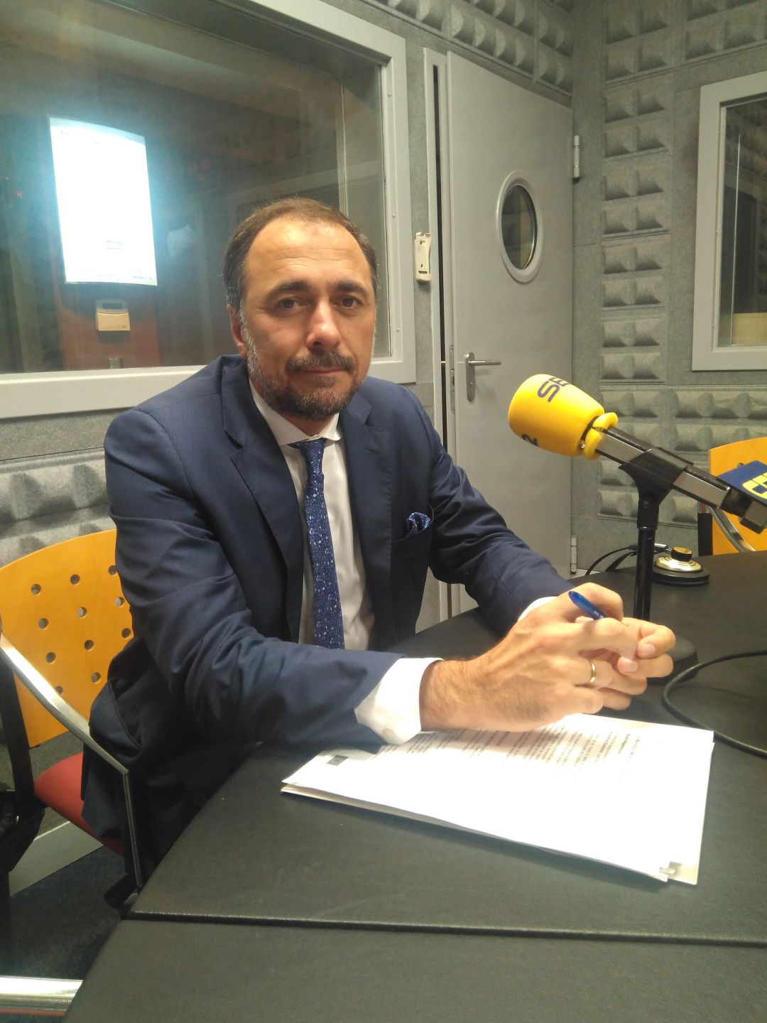 Julio García Comesaña en los estudios de Radio Vigo Julio García Comesaña en los estudios de Radio Vigo