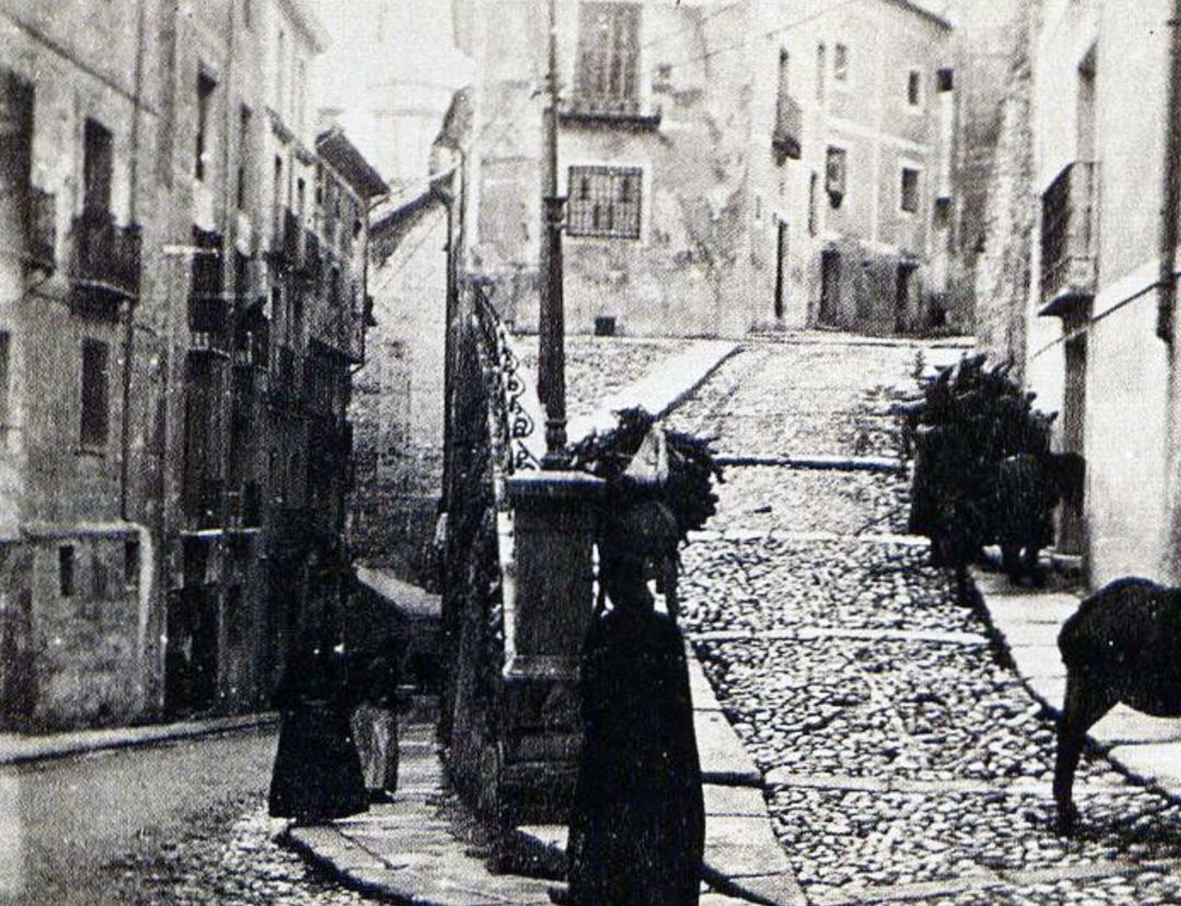 Subida al Carmen antes del derribo de las casas para la ampliación y ensanche de la calle Alfonso VIII. Subida al Carmen antes del derribo de las casas para la ampliación y ensanche de la calle Alfonso VIII.