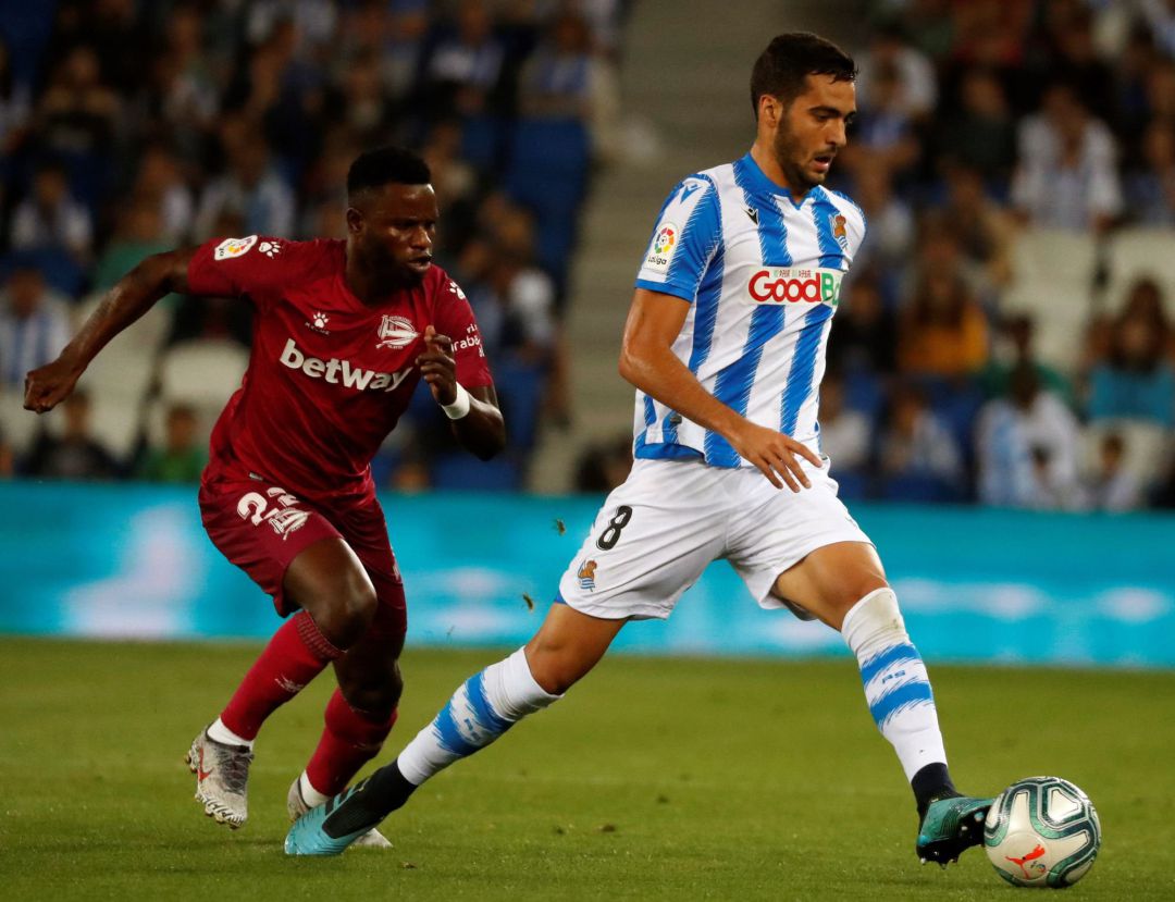 Wakaso persigue a Mikel Merino. Wakaso persigue a Mikel Merino.