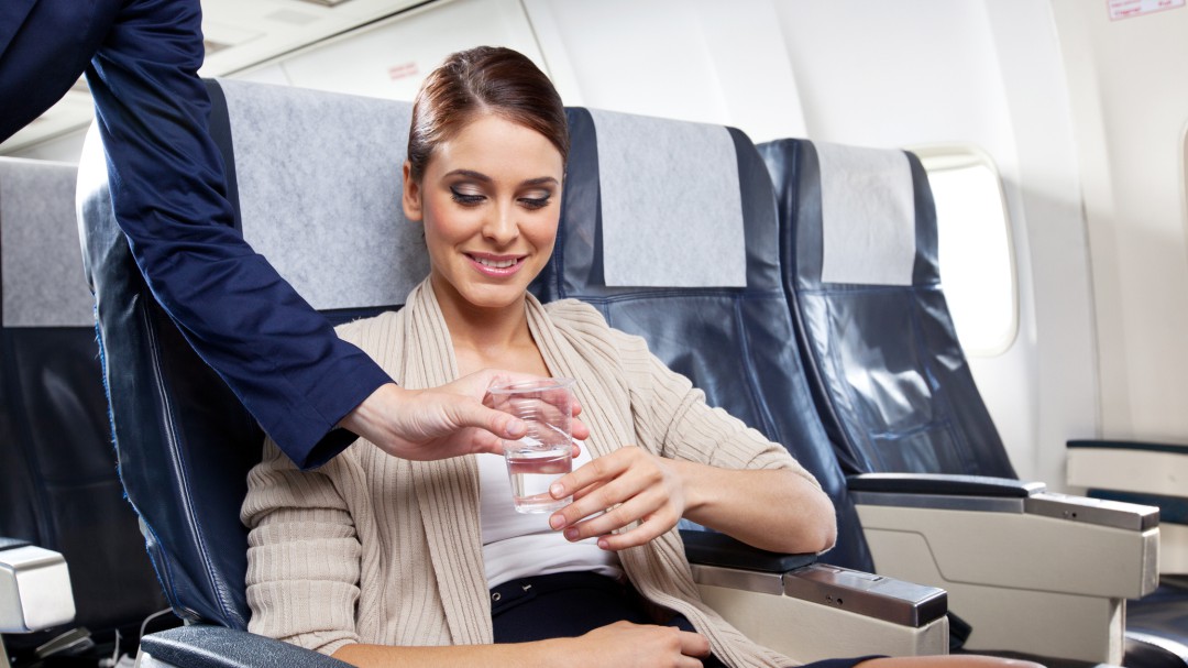Por qué no deberías pedir té ni café a bordo de un avión, según una azafata