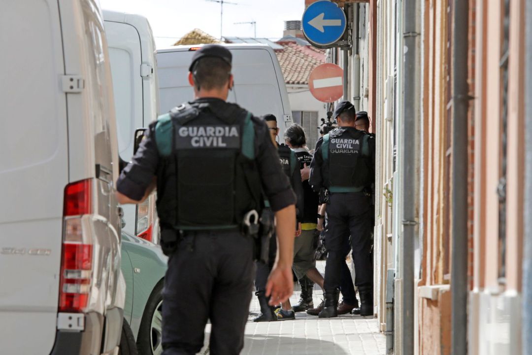 Agentes de la Guardia Civil acompañan a uno de los nueve detenidos durante el registro de un domicilio en Sabadell (Barcelona) Agentes de la Guardia Civil acompañan a uno de los nueve detenidos durante el registro de un domicilio en Sabadell (Barcelona)
