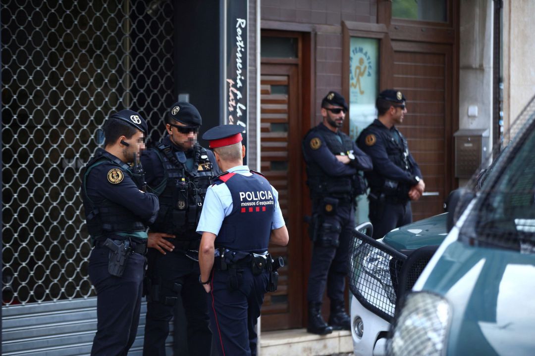 Agentes de la Guardia Civil durante el registro de un domicilio en Sabadell (Barcelona) Agentes de la Guardia Civil durante el registro de un domicilio en Sabadell (Barcelona)