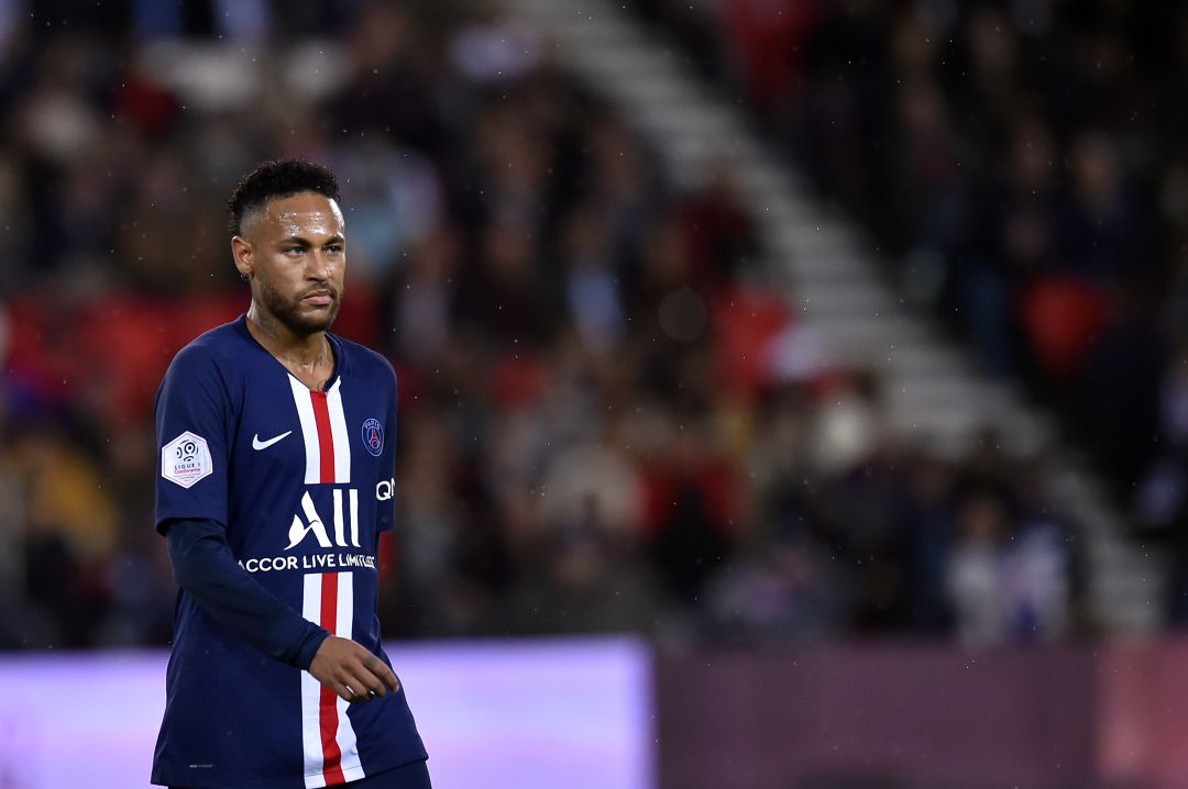 Neymar pidió al club el compromiso de volver a ficharle por escrito. Neymar pidió al club el compromiso de volver a ficharle por escrito.