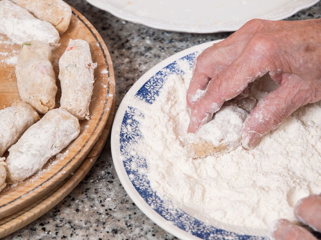 Haciendo croquetas. Haciendo croquetas.
