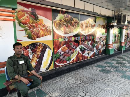 Un guardia de seguridad vigila un restaurante Un guardia de seguridad vigila un restaurante