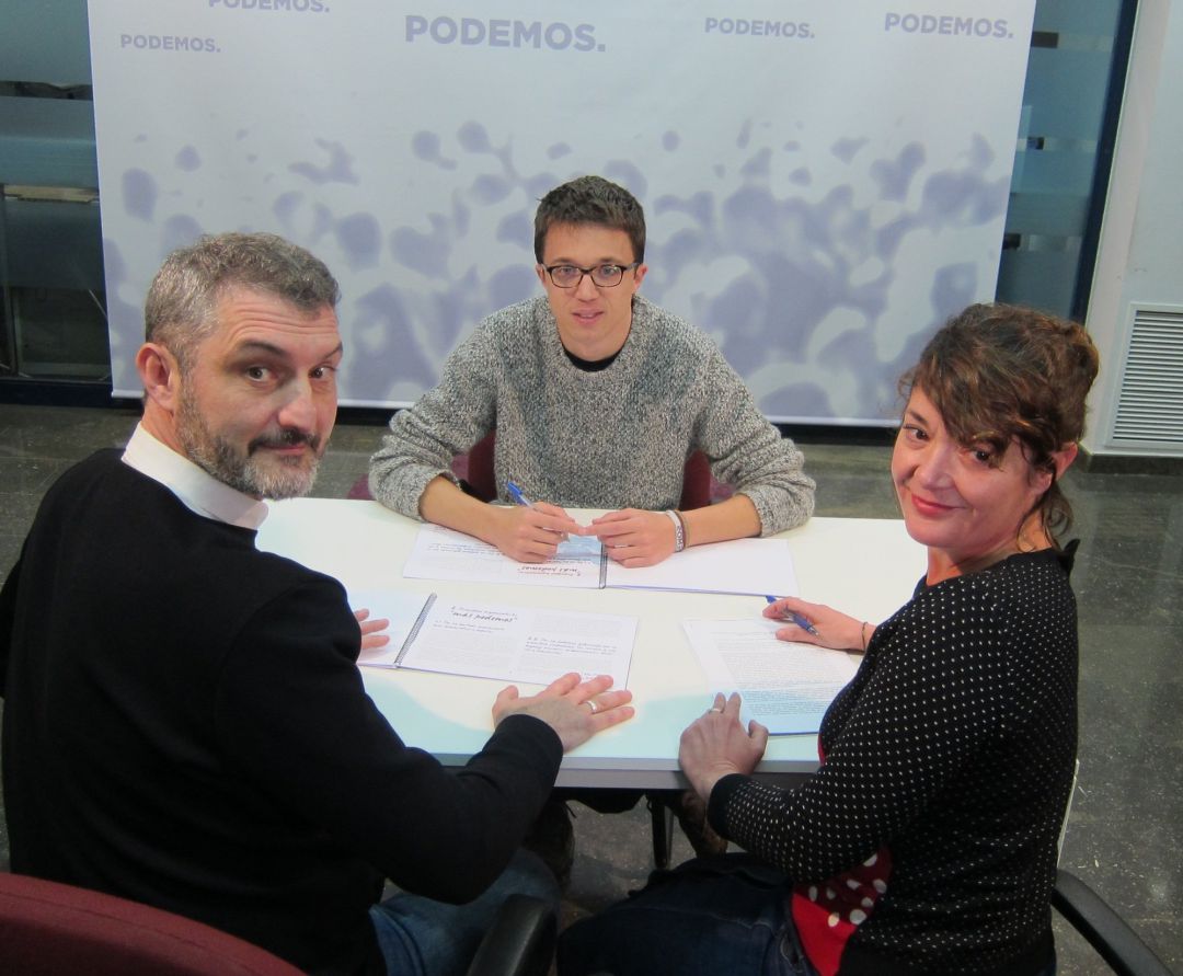 Íñigo Errejón, sentado a la mesa con Óscar Urralburu y María Giménez, la dirección de Podemos en Murcia que ahora dimite.
Íñigo Errejón, sentado a la mesa con Óscar Urralburu y María Giménez, la dirección de Podemos en Murcia que ahora dimite.