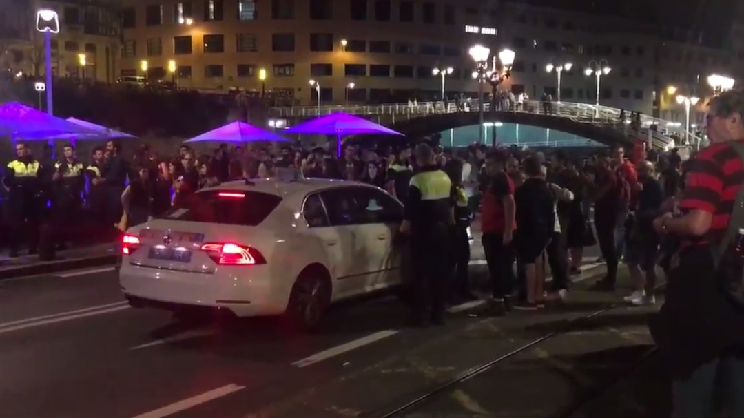 Cacelorada en protesta del ruido de las fiestas en el Mercado de La Ribera