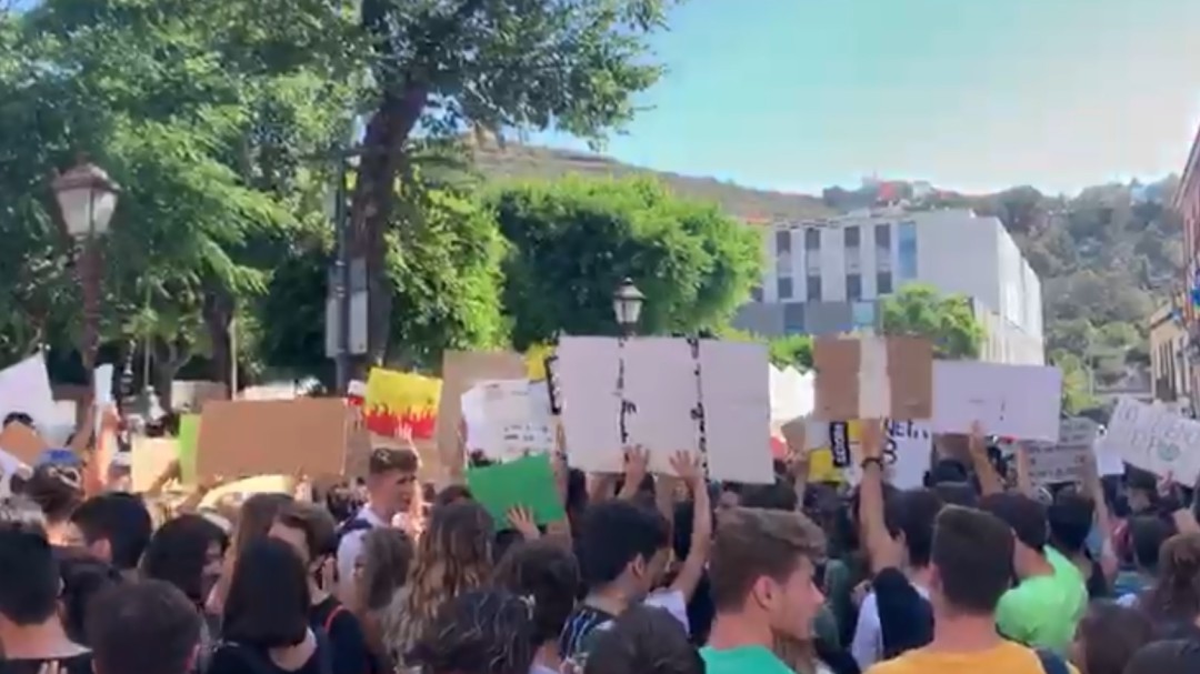Unos 1.500 jóvenes se manifiestan por las calles de La Laguna en favor del clima