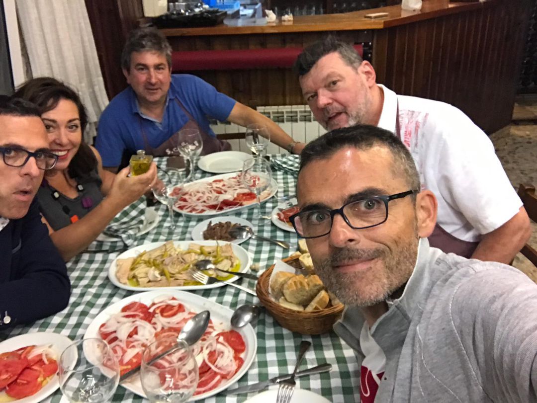 Mireia Alonso, Jon Odriozola, Josu Mugerza y los hermanos Albizu, en torno a una atractiva mesa Mireia Alonso, Jon Odriozola, Josu Mugerza y los hermanos Albizu, en torno a una atractiva mesa