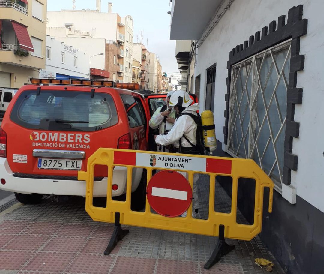 Las brigadas del Ayuntamiento de Oliva en el inmueble afectado. Las brigadas del Ayuntamiento de Oliva en el inmueble afectado.